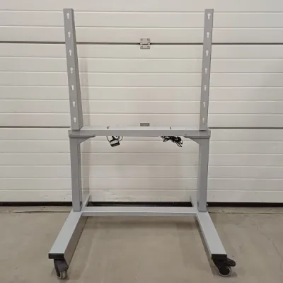 Motoriseeritud VESA kinnitus ratastel